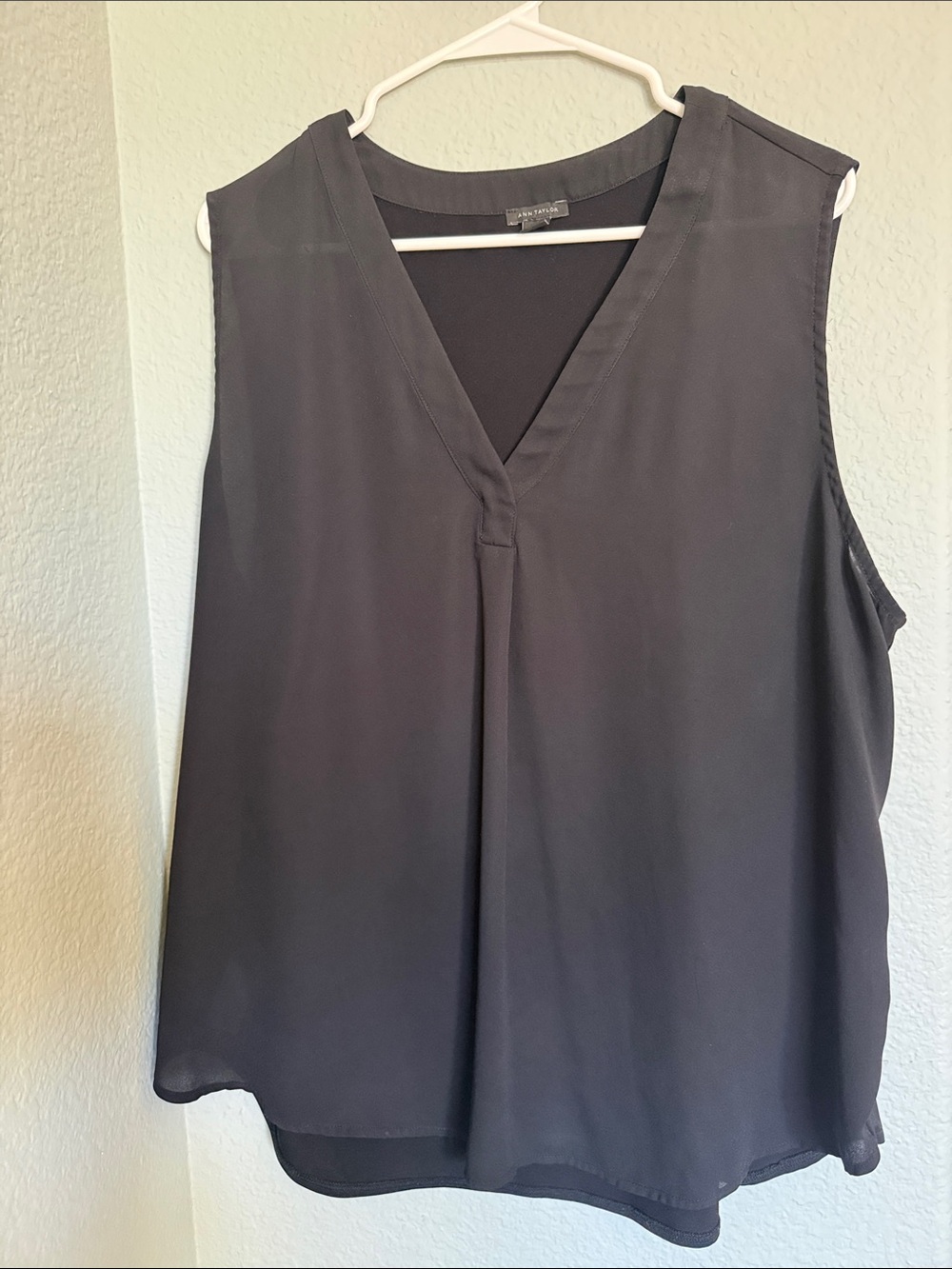Ann Taylor Black Sleeveless V-Neck Camisole